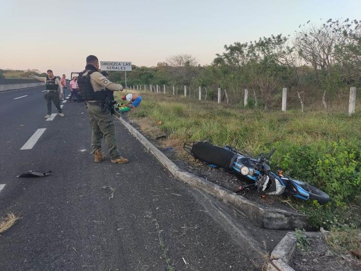 Se lo lleva de corbata tráiler a motocilista 