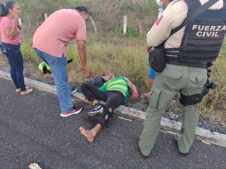 Se lo lleva de corbata tráiler a motocilista 