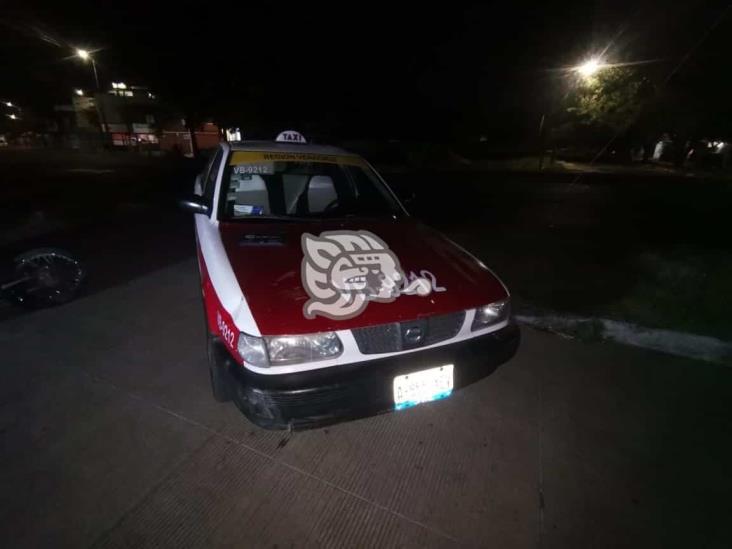 Resulta lesionado repartidor de comida tras ser impactado por taxi