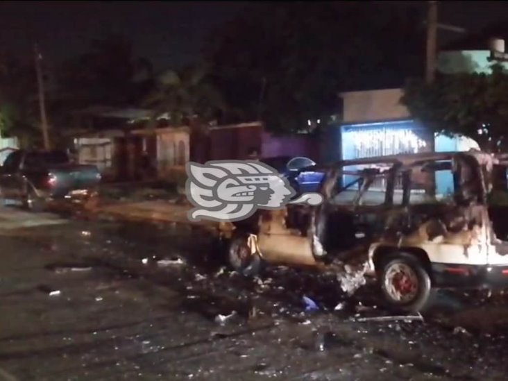 En chatarra terminó camioneta tras incendiarse en la colonia Popular Morelos