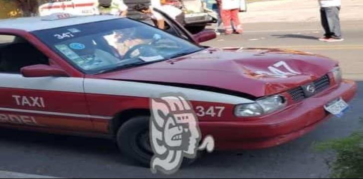 Choque frontal entre taxi y moto en Cardel 