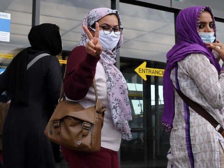 Talibanes prohíben a mujeres viajar solas; deberán ir acompañadas por un hombre