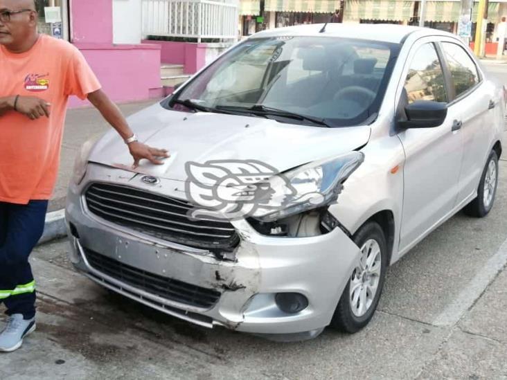 Tiran poste y cae sobre camioneta en el centro de Coatzacoalcos