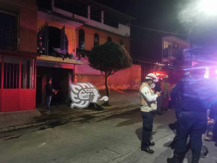 Bomberos sofocan incendio en casa de calle Durango, en Xalapa