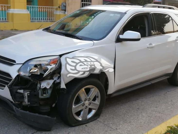 Tiran poste y cae sobre camioneta en el centro de Coatzacoalcos