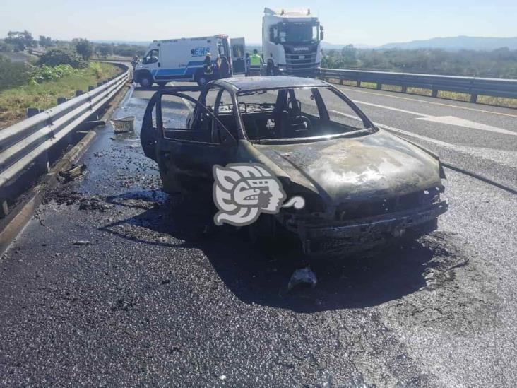 Auto se incendia en libramiento de Xalapa; un lesionado