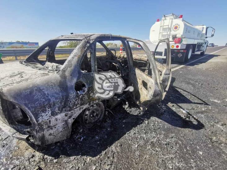 Auto se incendia en libramiento de Xalapa; un lesionado