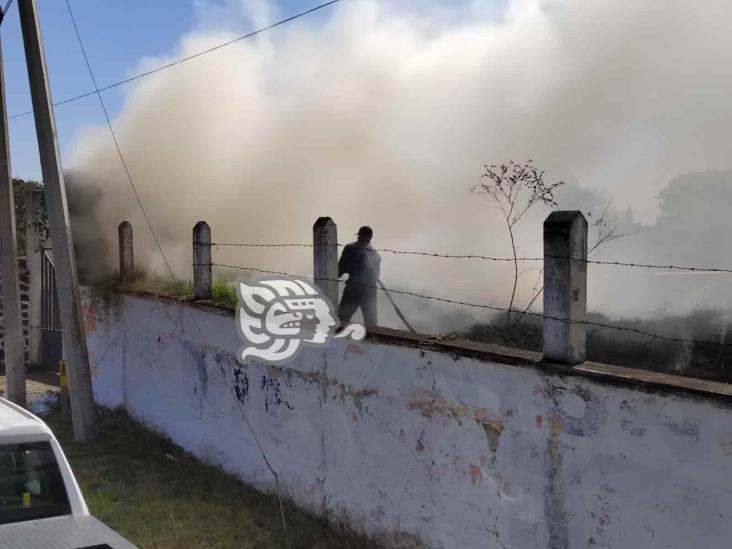 En Emiliano Zapata, reportan incendio de pastizales por surada