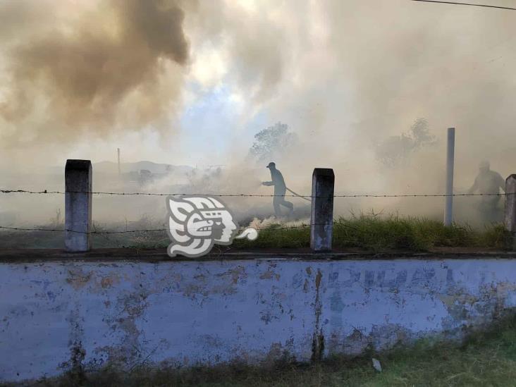 En Emiliano Zapata, reportan incendio de pastizales por surada