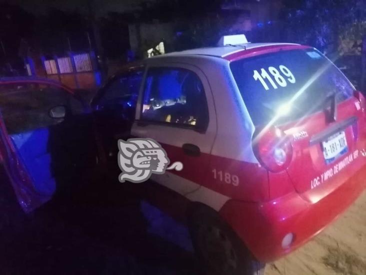 Menores de edad asaltan a taxista en Minatitlán