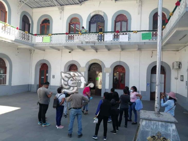 Trabajadores protestan en Palacio de Gobierno de Mendoza; exigen pago de quincenas