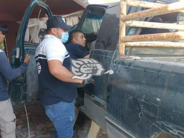 Muere conductor de camioneta tras estrellarse contra un domicilio