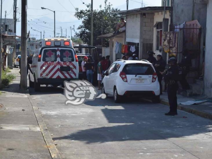 Tras presunta agresión a su esposa, balean a taxista en domicilio de Córdoba