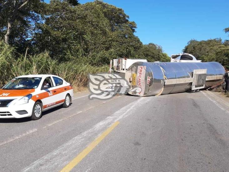 Choque y volcadura sobre la Transístmica; familia “volvió a nacer”