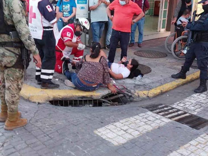 Niña cae a registro sin tapa en centro histórico