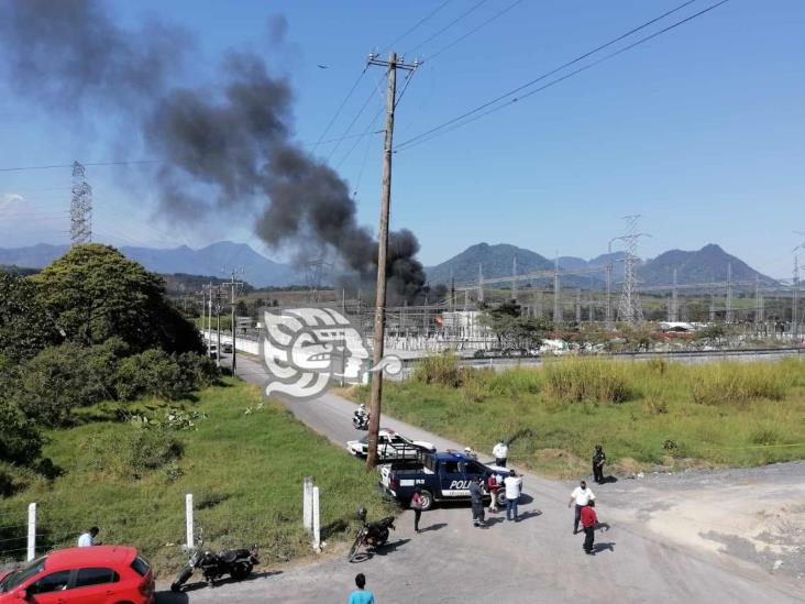 Incendio en transformador al interior de subestación de la CFE causa alarma en Ixtac