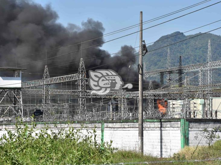 Incendio en transformador al interior de subestación de la CFE causa alarma en Ixtac