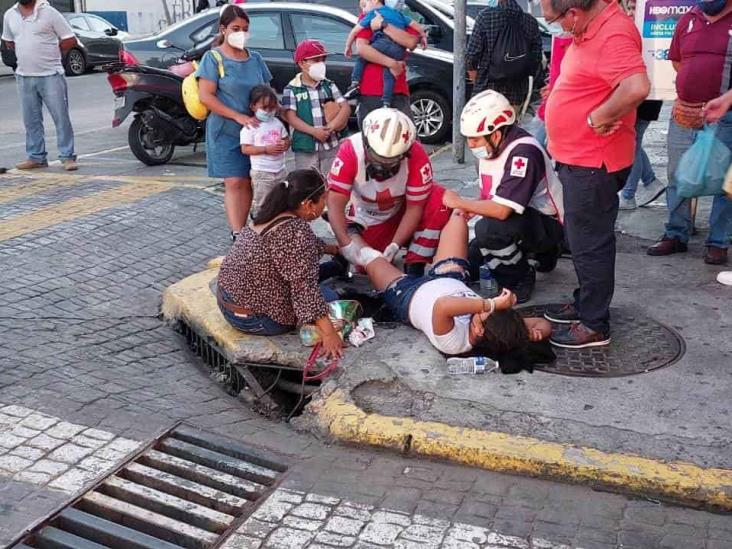 Niña cae a registro sin tapa en centro histórico