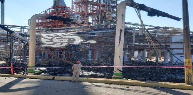 Pérdidas millonarias deja incendio en Refinería Lázaro Cárdenas