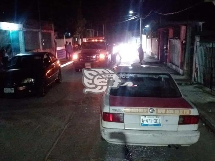 Petrolero ebrio choca 5 autos y derriba barda de vivienda en Agua Dulce