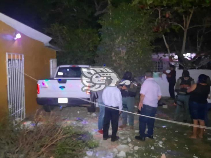 Petrolero ebrio choca 5 autos y derriba barda de vivienda en Agua Dulce