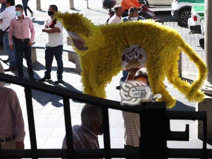 Con piñatas, despiden a Hipólito del gobierno de Xalapa