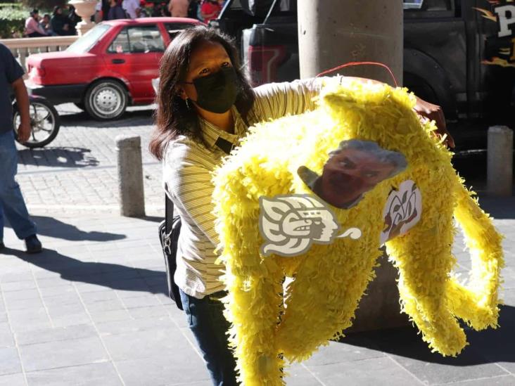 Con piñatas, despiden a Hipólito del gobierno de Xalapa