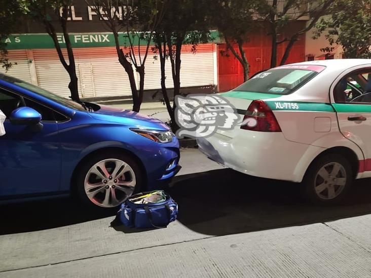 Chocan por alcance en calles de Xalapa; una mujer lesionada