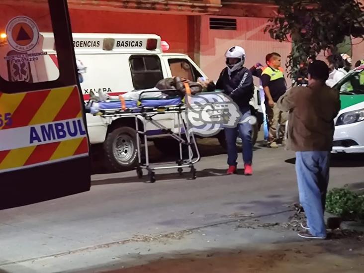 Chocan por alcance en calles de Xalapa; una mujer lesionada