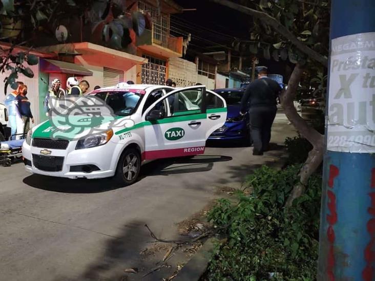 Chocan por alcance en calles de Xalapa; una mujer lesionada
