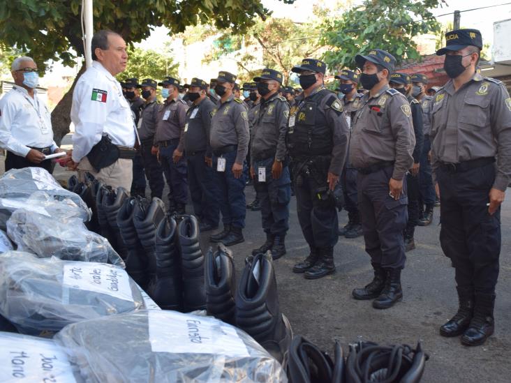 Reciben uniformes policías del IPAX de la zona golfo y norte del estado