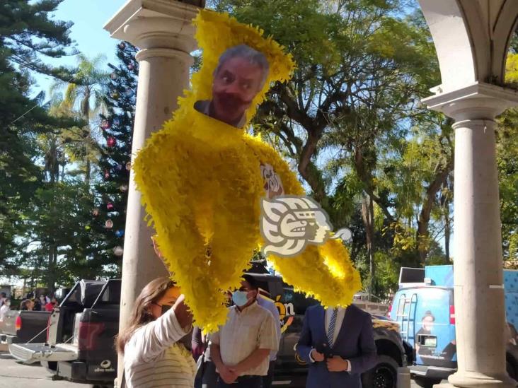 Con piñatas, despiden a Hipólito del gobierno de Xalapa