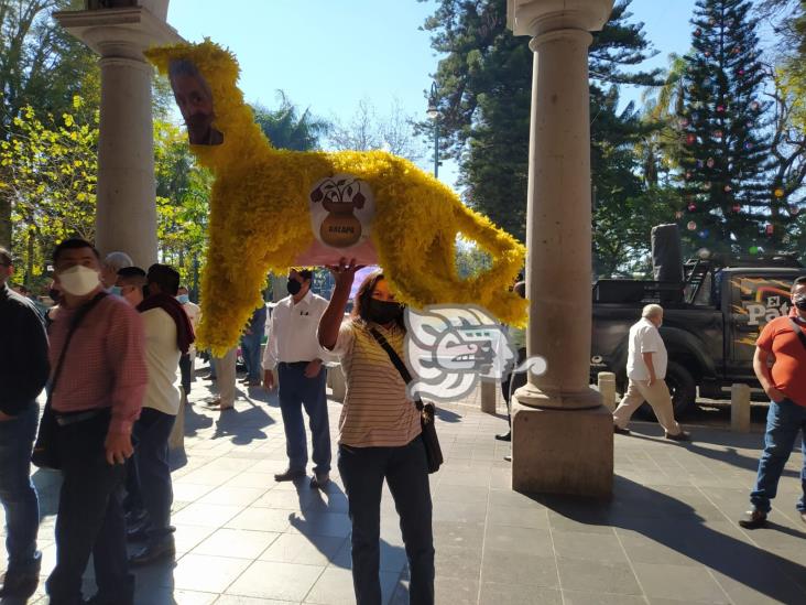 Con piñatas, despiden a Hipólito del gobierno de Xalapa