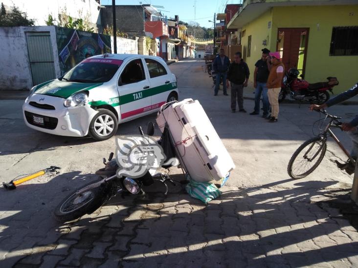 Embisten a mototortillero en calles de Acatlán