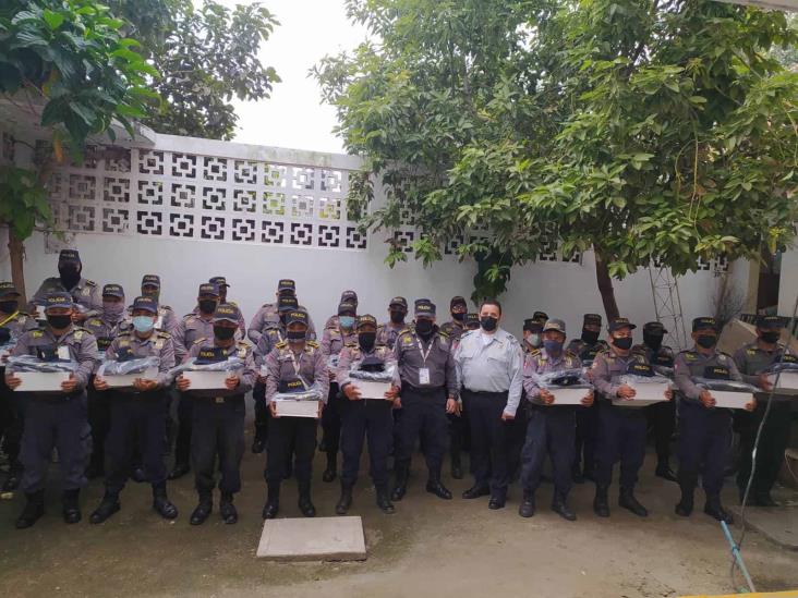 Reciben uniformes policías del IPAX de la zona golfo y norte del estado