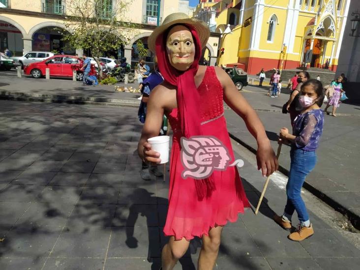 Una limosna; ‘el año viejo’ recorre las calles de Xalapa