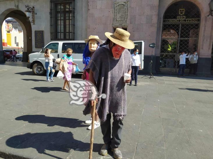 Una limosna; ‘el año viejo’ recorre las calles de Xalapa