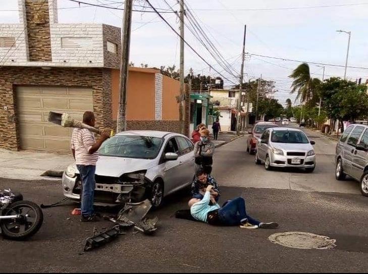 Joven resulta lesionado tras sufrir accidente en calles de Veracruz