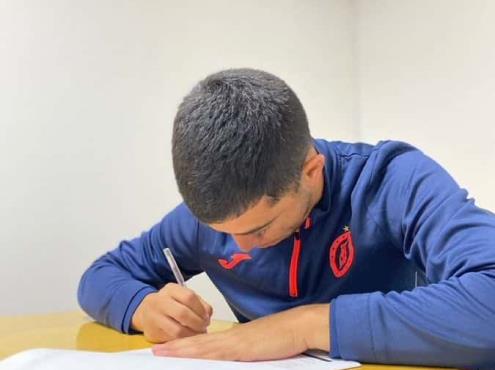 Erik Lira firmó su contrato con Cruz Azul