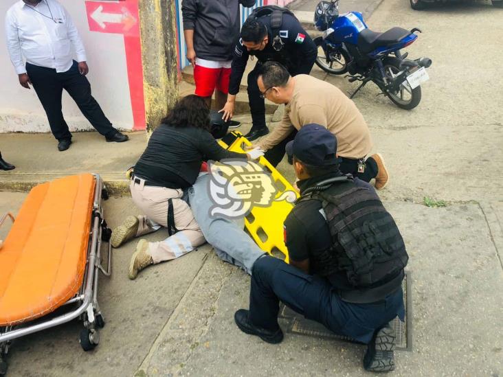 Dama lesionada al derrapar en moto en Minatitlán