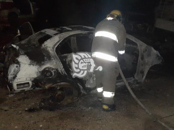 Incendio en grúas Méndez movilizó a Bomberos en Cosoleacaque