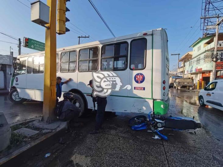 Motociclista resulta lesionado tras chocar por fuga de agua