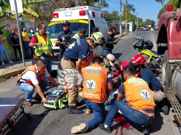 Hombre con discapacidad, grave tras ser atropellado por camión cañero en Fortín