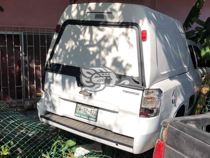 Camioneta se estrella contra vivienda en calles de Boca del Río