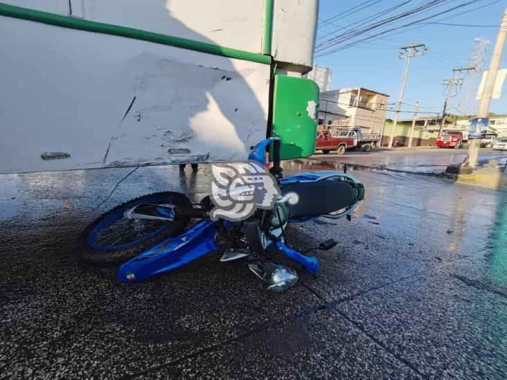 Motociclista resulta lesionado tras chocar por fuga de agua