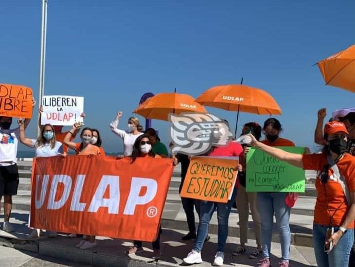 Trabajadores y alumnos exigen en Veracruz Puerto  liberación de la UDLAP