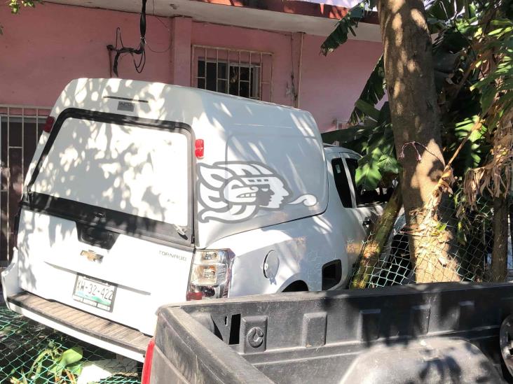 Camioneta se estrella contra vivienda en calles de Boca del Río