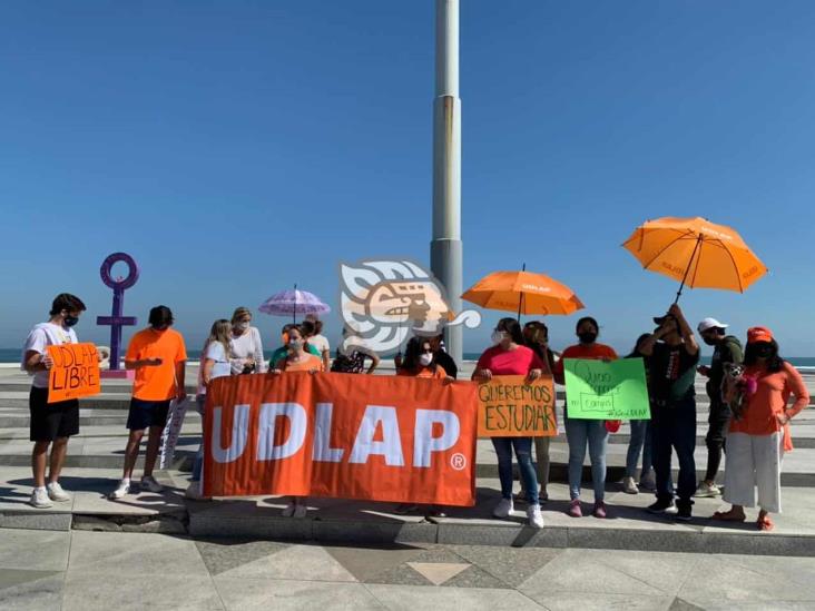 Trabajadores y alumnos exigen en Veracruz Puerto  liberación de la UDLAP