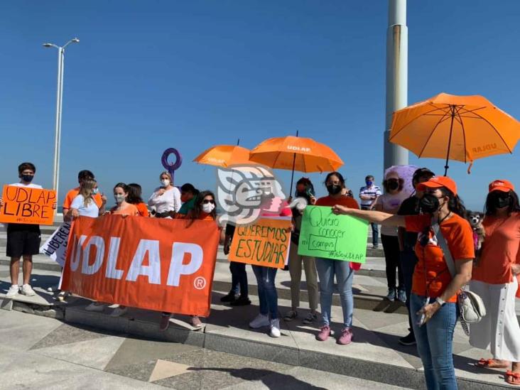 Trabajadores y alumnos exigen en Veracruz Puerto  liberación de la UDLAP