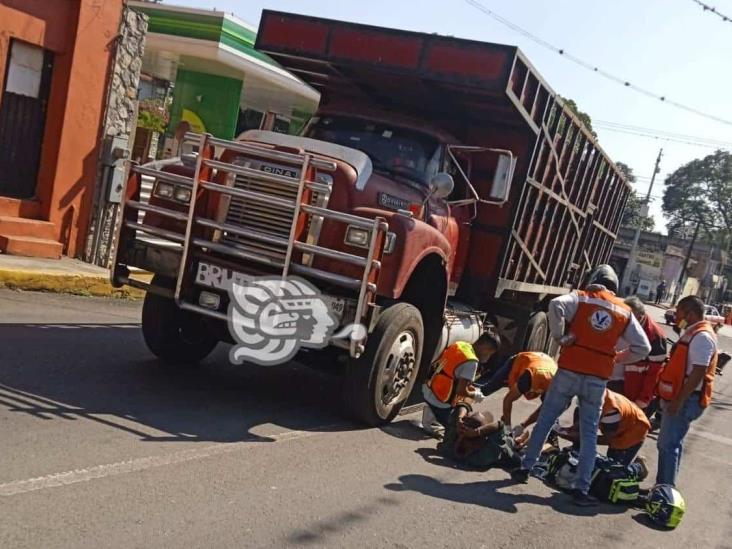 Hombre con discapacidad, grave tras ser atropellado por camión cañero en Fortín